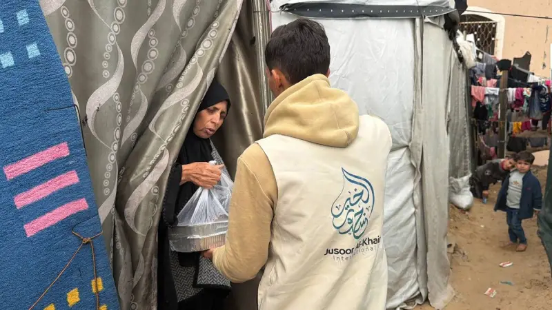 Jusoor Al-Khair field team preparing meals