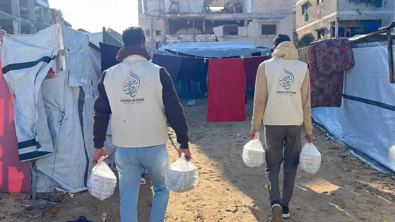 Jusoor Al-Khair hot meal distribution in Gaza